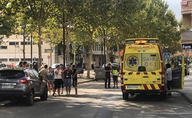 Una ambulancia y sanitarios que han intentado salvar la vida a la bebé de diez meses que ha fallecido en la localidad mallorquina de Manacor.