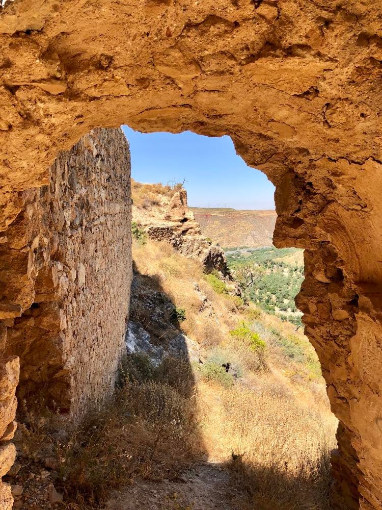 Cuenta la leyenda que, en el siglo XV, una joven cautiva cristiana fue encarcelada en la Alhambra. Era una mujer tan hermosa que el rey Muley Hacén se enamoró locamente de ella. Tanto que, una vez convertida al Islam, fue desposada por el monarca, que la convirtió en su favorita con el nombre de Zoraida