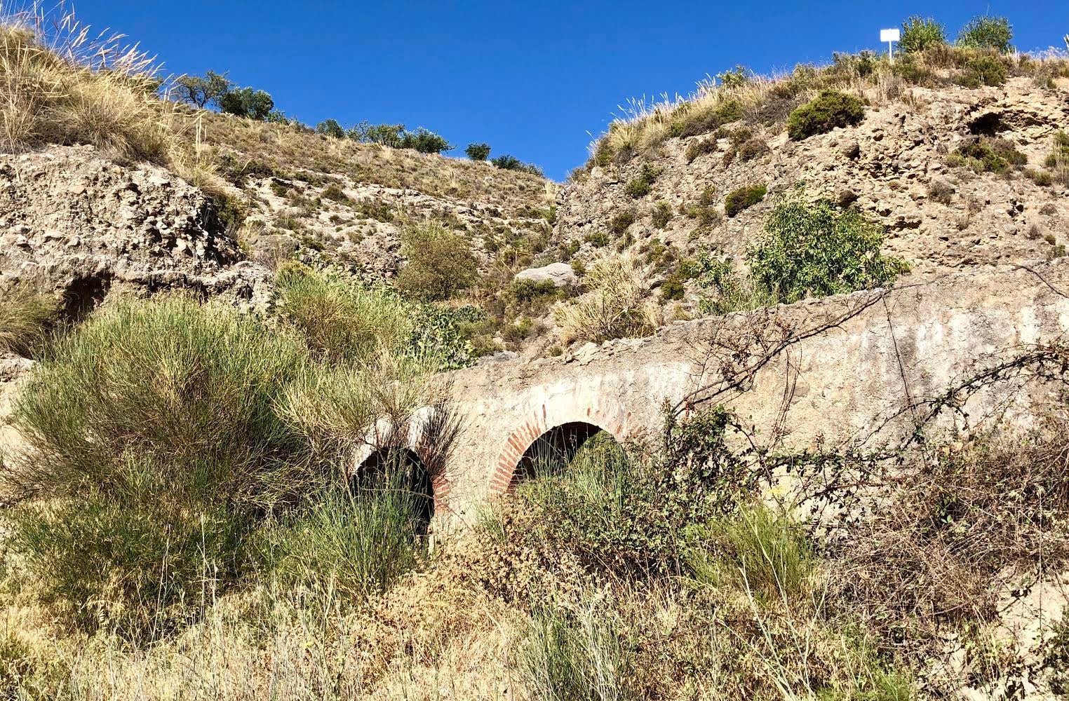 Cuenta la leyenda que, en el siglo XV, una joven cautiva cristiana fue encarcelada en la Alhambra. Era una mujer tan hermosa que el rey Muley Hacén se enamoró locamente de ella. Tanto que, una vez convertida al Islam, fue desposada por el monarca, que la convirtió en su favorita con el nombre de Zoraida
