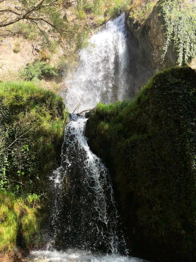 Cuenta la leyenda que, en el siglo XV, una joven cautiva cristiana fue encarcelada en la Alhambra. Era una mujer tan hermosa que el rey Muley Hacén se enamoró locamente de ella. Tanto que, una vez convertida al Islam, fue desposada por el monarca, que la convirtió en su favorita con el nombre de Zoraida