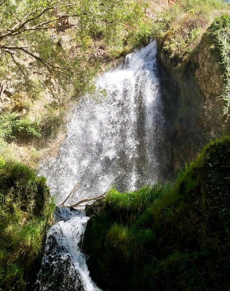 Cuenta la leyenda que, en el siglo XV, una joven cautiva cristiana fue encarcelada en la Alhambra. Era una mujer tan hermosa que el rey Muley Hacén se enamoró locamente de ella. Tanto que, una vez convertida al Islam, fue desposada por el monarca, que la convirtió en su favorita con el nombre de Zoraida