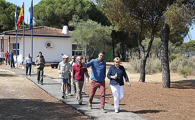 Pedro Sánchez, conversa con Ángela Merke en Doñanal 