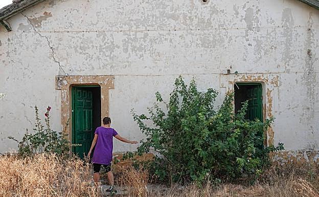 Las casas del poblado ferroviario de Moreda, abandonadas. 