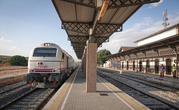 Renfe formará a doce maquinistas para el tren a Madrid por Moreda, que se prevé para finales de octubre