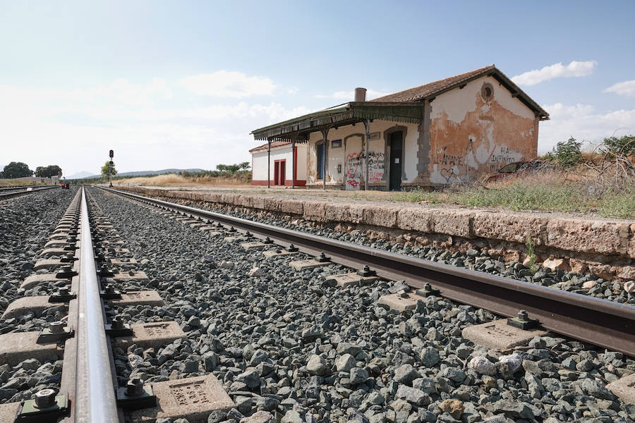 En la línea de tren que volverán a recorrer los trenes para conectar con Madrid hay estaciones abandonadas, campos sembrados y recuerdos del patrimonio ferroviario granadino. Eso si, la línea está perfectamente operativa.