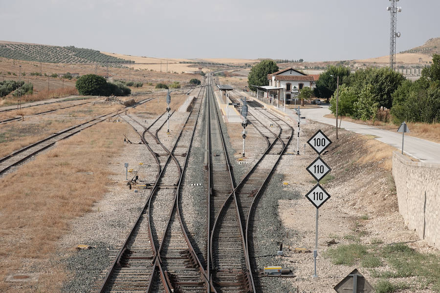 En la línea de tren que volverán a recorrer los trenes para conectar con Madrid hay estaciones abandonadas, campos sembrados y recuerdos del patrimonio ferroviario granadino. Eso si, la línea está perfectamente operativa.