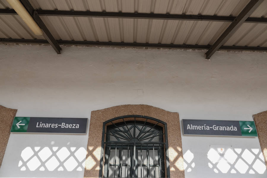 En la línea de tren que volverán a recorrer los trenes para conectar con Madrid hay estaciones abandonadas, campos sembrados y recuerdos del patrimonio ferroviario granadino. Eso si, la línea está perfectamente operativa.