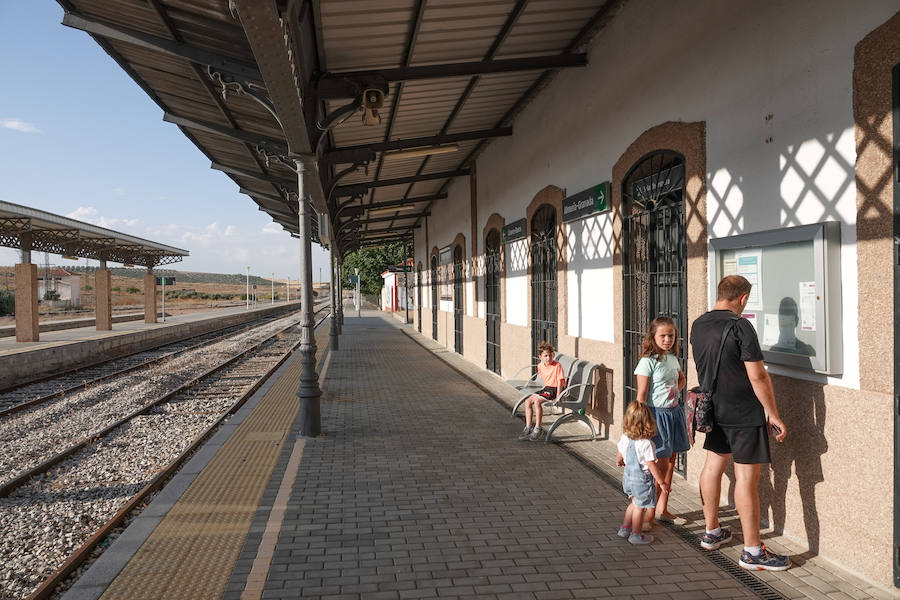 En la línea de tren que volverán a recorrer los trenes para conectar con Madrid hay estaciones abandonadas, campos sembrados y recuerdos del patrimonio ferroviario granadino. Eso si, la línea está perfectamente operativa.