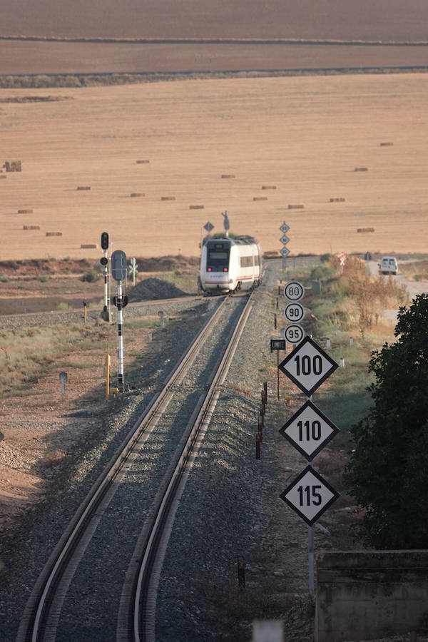 En la línea de tren que volverán a recorrer los trenes para conectar con Madrid hay estaciones abandonadas, campos sembrados y recuerdos del patrimonio ferroviario granadino. Eso si, la línea está perfectamente operativa.