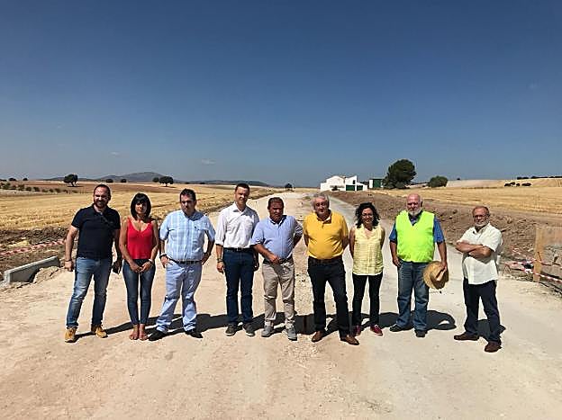 El diputado de Infraestructuras Municipales, José Castro, junto a los alcaldes de Huelma y Cabra del Santo Cristo; visitando las obras. 