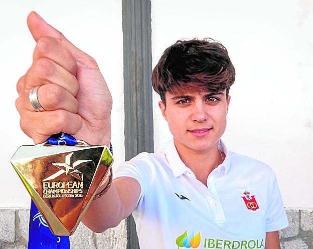 María Pérez muestra la medalla de oro conquistada en el Europeo de Berlín tras volver ayer a Granada.