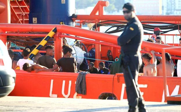 Inmigrantes recogidas por Salvamento Marítimo a su llegada al Puerto de Algeciras.