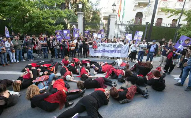 Protesta contra la violencia de género ante Subdelegación de Granada.