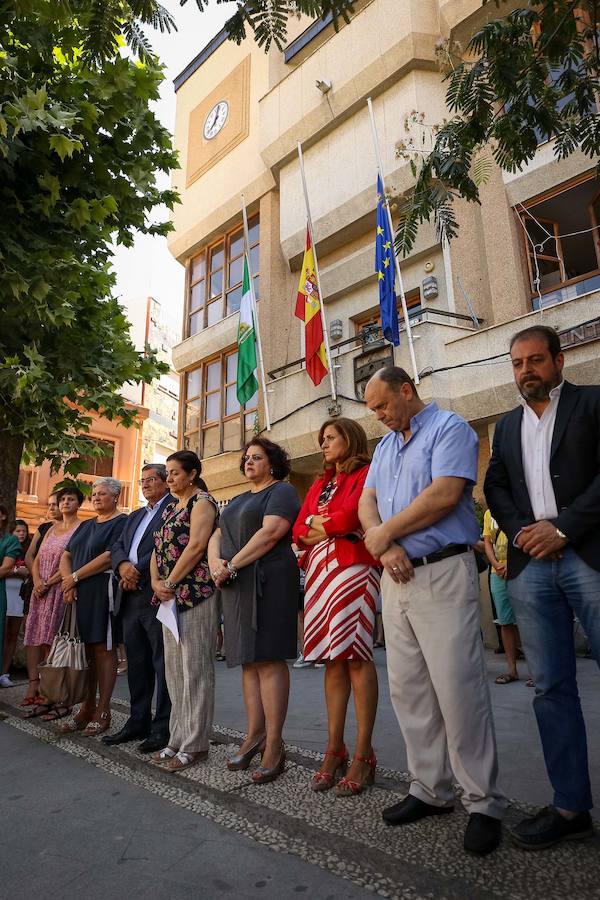 La Guardia Civil ha detenido a un hombre de 39 años como presunto responsable de la muerte de una joven de 21 años con la que mantenía una relación sentimental y a la que abandonó junto a un centro sanitario con heridas por arma blanca que le han costado la vida