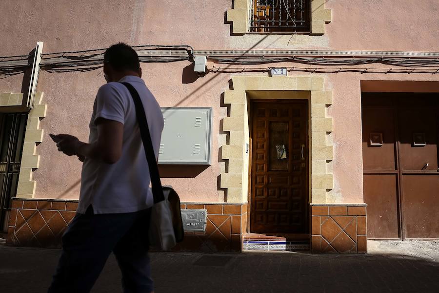 La Guardia Civil ha detenido a un hombre de 39 años como presunto responsable de la muerte de una joven de 21 años con la que mantenía una relación sentimental y a la que abandonó junto a un centro sanitario con heridas por arma blanca que le han costado la vida