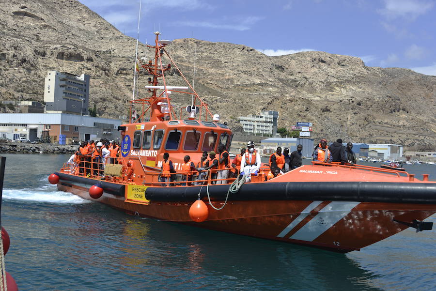 Ayer llegaron 95 personas en dos pateras que fueron atentidas en el Centro de Atención Temporal de Extranjeros