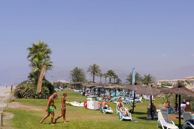 Turistas descansan en un hotel de Playa Granada durante este mes de agosto, que está siendo bueno.