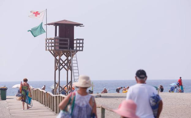 La bandera verde ondeaba ayer en la Playa de Poniente