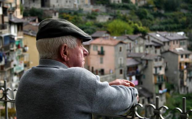 Un anciano contempla el paisaje. 