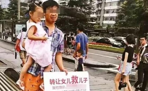 Unos padres intentan vender a su hija para poder pagar el tratamiento de su hermano enfermo de leucemia