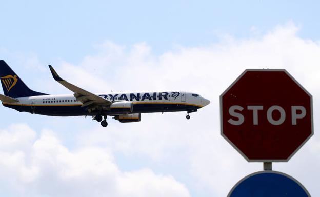 Un avión de Ryanair sobrevuela el aeropuerto de Barcelona-El Prat. 