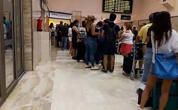 Vueling deja en tierra a 400 pasajeros de sus conexiones entre Granada y Barcelona