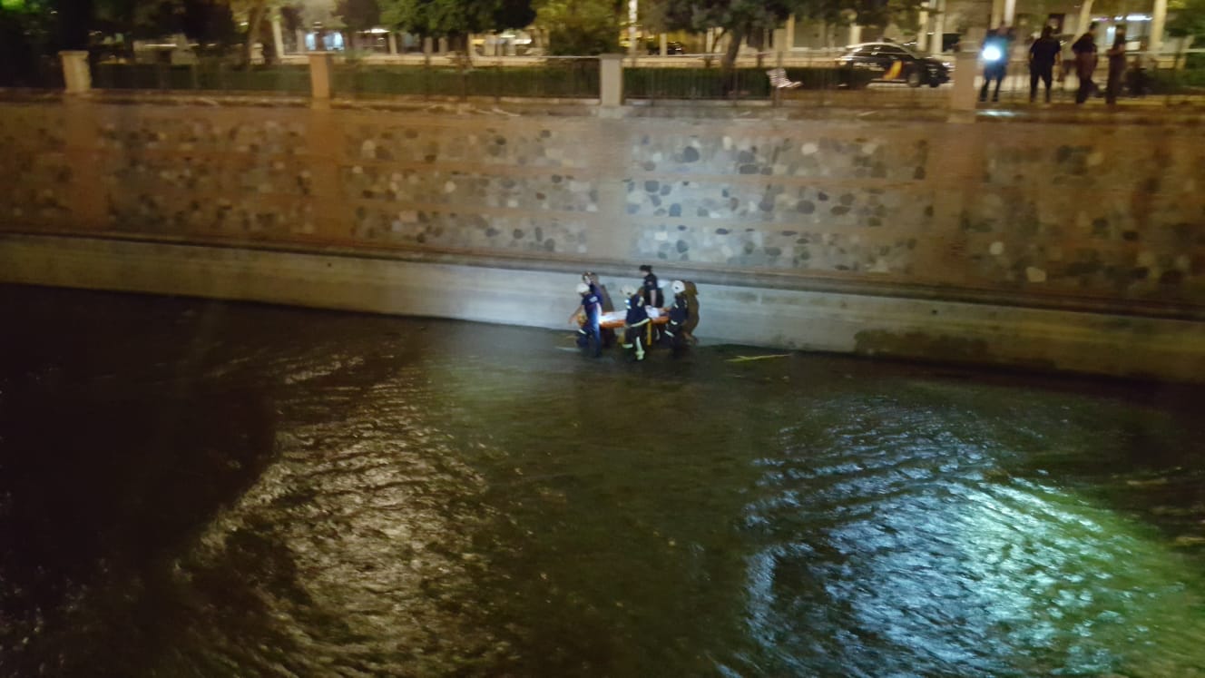 Rescate a las 4 horas de la madrugada de una pareja de jóvenes que se han precipitado accidentalmente al lecho del río Genil. La más grave, la joven, que ha sido evacuada en camilla y se encontraba inconsciente