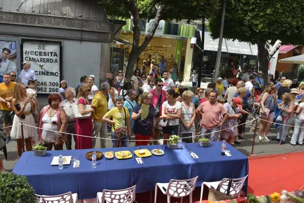 El concurso gastronómico de la Feria de Almería suele atraer a muchos curiosos.