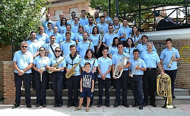 Integrantes de la Banda Municipal de Música de Pulianas, antes del concierto de las fiestas patronales. 