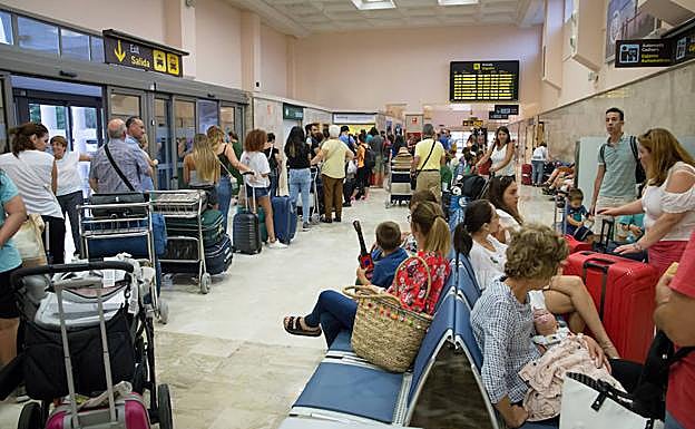 Facua se reunirá con AENA por la reiterada cancelación de vuelos en el aeropuerto de Granada