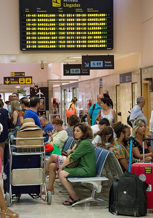 Podemos exige medidas ante las reiteradas cancelaciones de vuelos en Granada