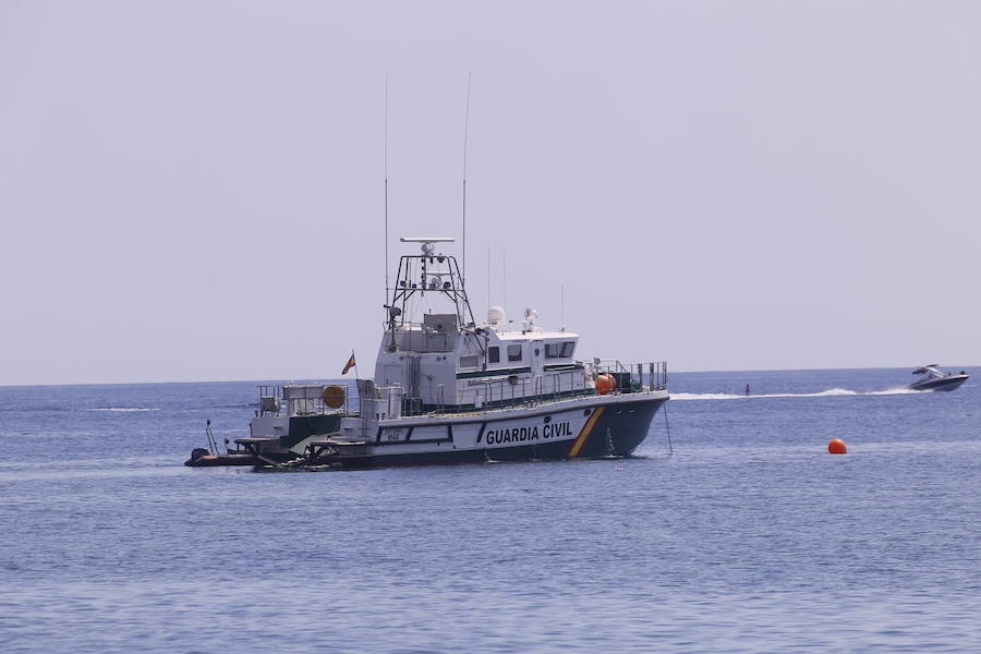 La Guardia Civil vigila la zona de este hallazgo, en la playa de la Cagaílla