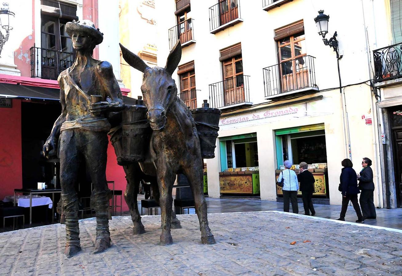 El asno del aguador, en la plaza de la romanilla. Un paseo para conocer el 'bestiario' inanimado que habita en calles, puentes, jardines y plazas de Granada