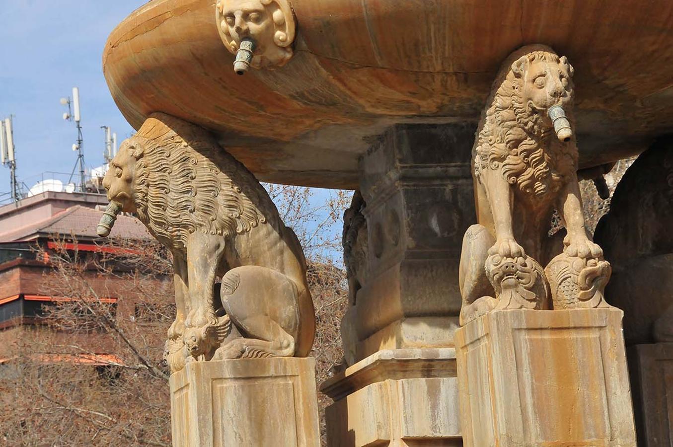 Leones en la fuente dle paseo del Salón y la bomba. Un paseo para conocer el 'bestiario' inanimado que habita en calles, puentes, jardines y plazas de Granada