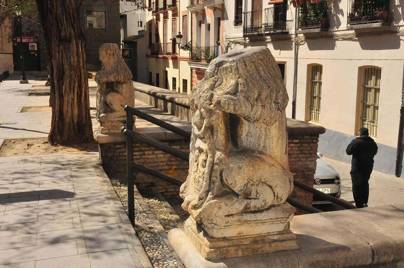 Los leones originales que señalaban el inicio del puente romano del Genil, recuperados tras una riada y ubicados en las cercanías de la iglesia de Santo Domingo. Un paseo para conocer el 'bestiario' inanimado que habita en calles, puentes, jardines y plazas de Granada