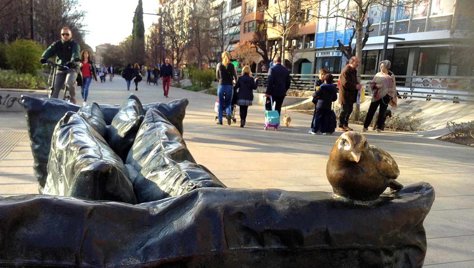Un pequeño mirlo de bronce en las esculturas que a modo de bancos se encuentran en la avenida de ConstituciónUn paseo para conocer el 'bestiario' inanimado que habita en calles, puentes, jardines y plazas de Granada