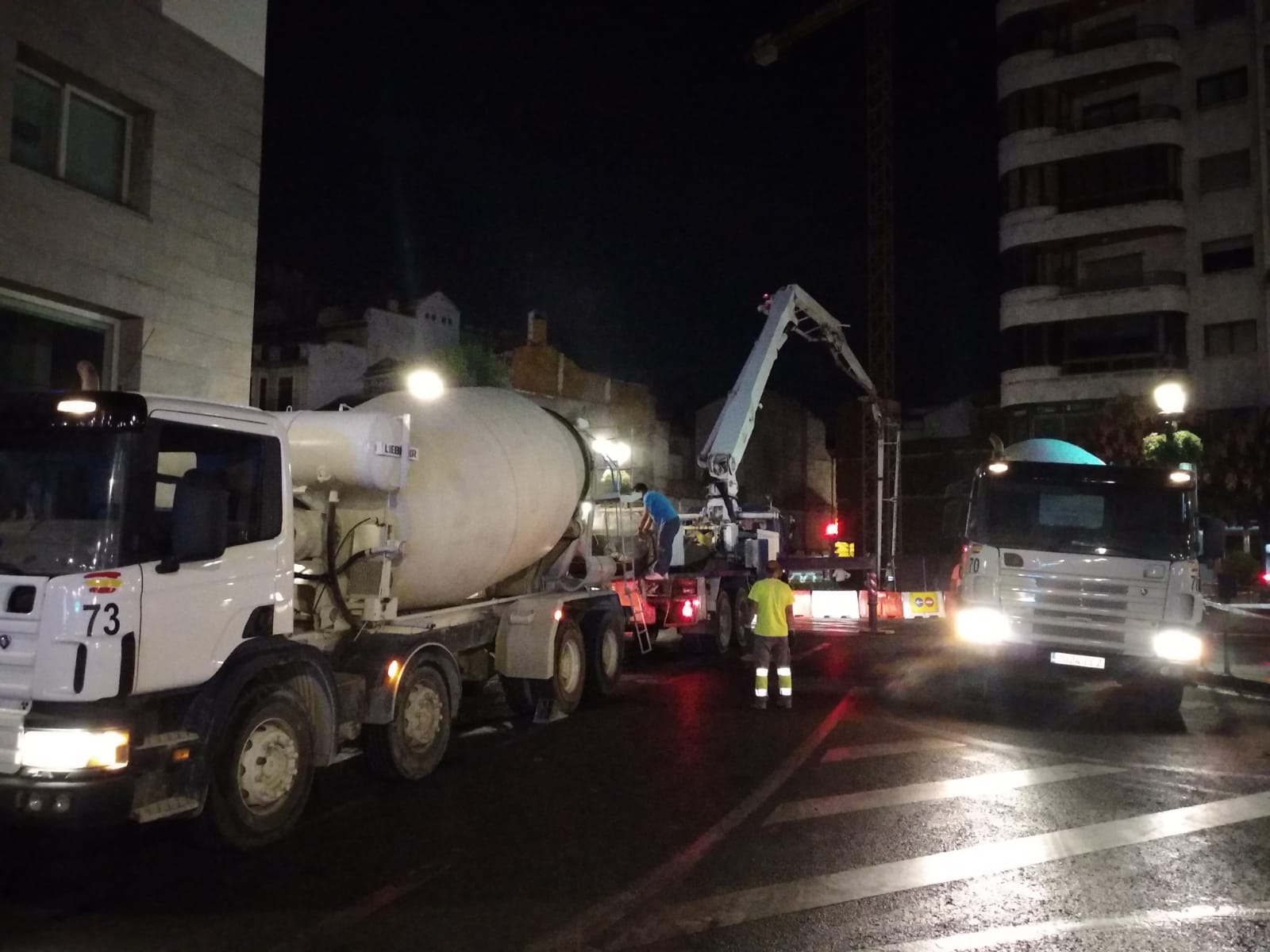 Han estado bombeando hormigón con un camión grúa que se situó junto a la sucursal de la Rural, antiguamente Hotel Zaida