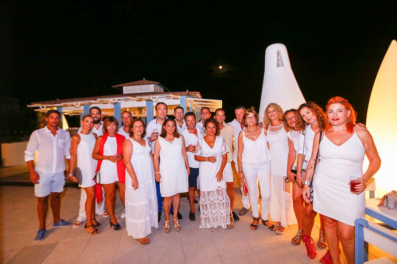 La fiesta veraniega del Mirador de Playa Granada, el centro de eventos de Grupo Abades, congregó a más de 200 personas