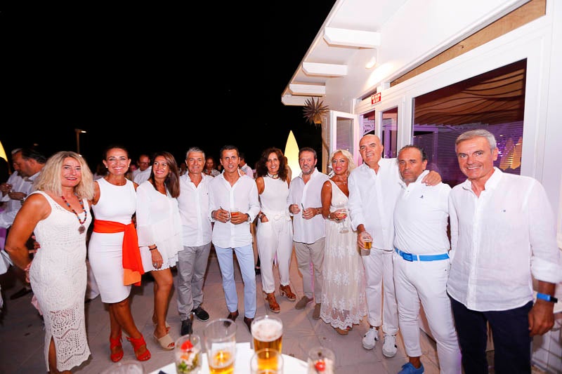 La fiesta veraniega del Mirador de Playa Granada, el centro de eventos de Grupo Abades, congregó a más de 200 personas