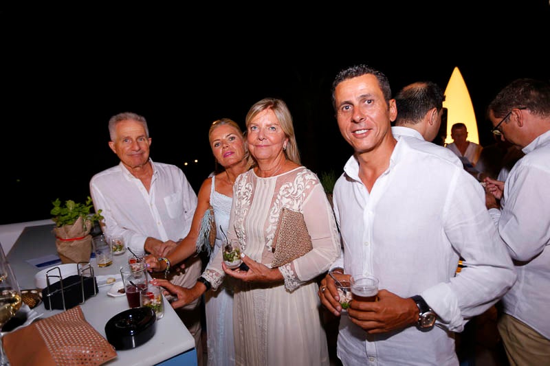 La fiesta veraniega del Mirador de Playa Granada, el centro de eventos de Grupo Abades, congregó a más de 200 personas