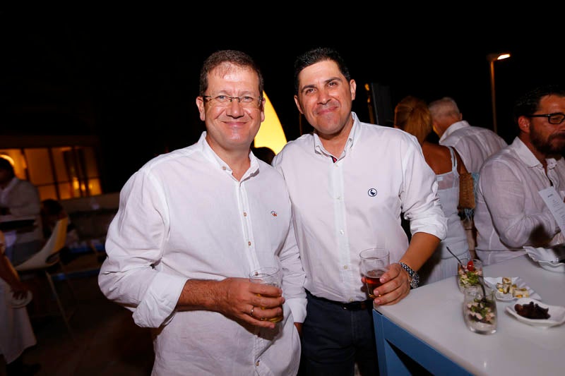 La fiesta veraniega del Mirador de Playa Granada, el centro de eventos de Grupo Abades, congregó a más de 200 personas