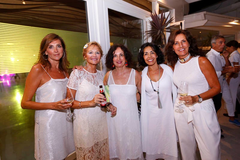 La fiesta veraniega del Mirador de Playa Granada, el centro de eventos de Grupo Abades, congregó a más de 200 personas