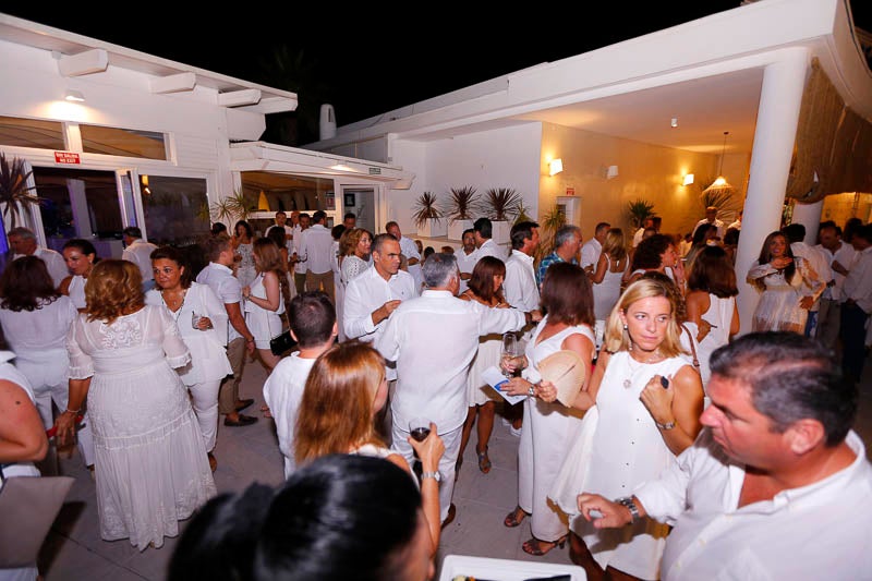 La fiesta veraniega del Mirador de Playa Granada, el centro de eventos de Grupo Abades, congregó a más de 200 personas