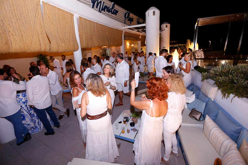 La fiesta veraniega del Mirador de Playa Granada, el centro de eventos de Grupo Abades, congregó a más de 200 personas