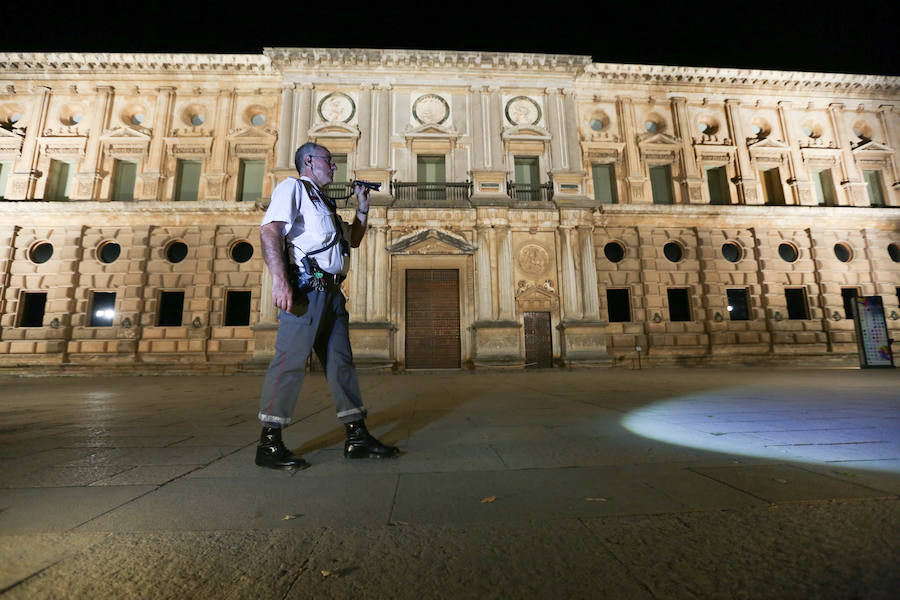 Nos metemos de lleno en el trabajo de los vigilantes de seguridad de noche, cuando ya no hay nadie