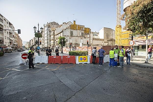 La 'barricada' que corta el tráfico en el carril descendente de la Acera del Darro.