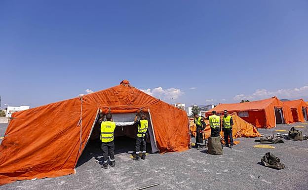 Militares de la UME trabajan en el montaje del campamento. 
