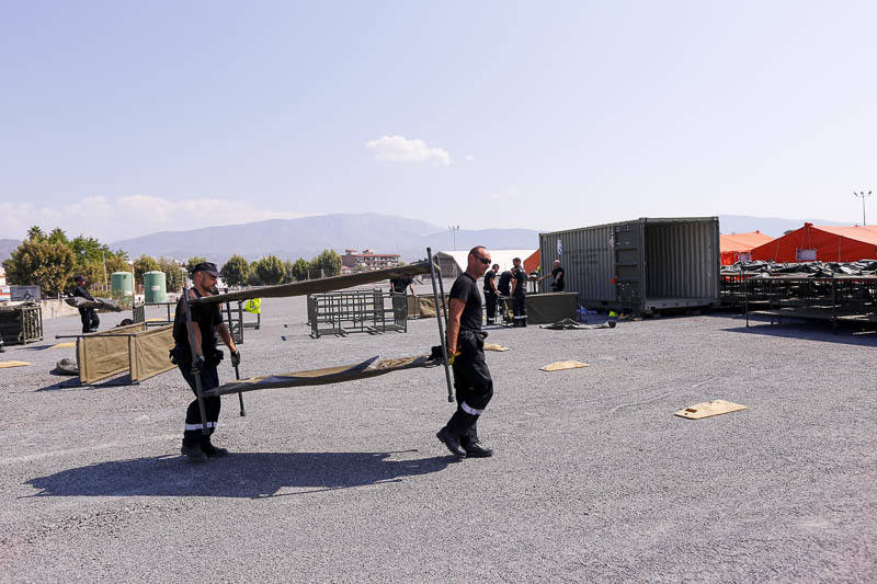 En apenas unas horas han montado las 13 tiendas para el alojamiento de los inmigrantes, con diez literas en cada una, otras cuatro tiendas con mobiliario que se utilizarán como comedor y dos carpas más para oficinas donde la Policía Nacional realizará su trabajo