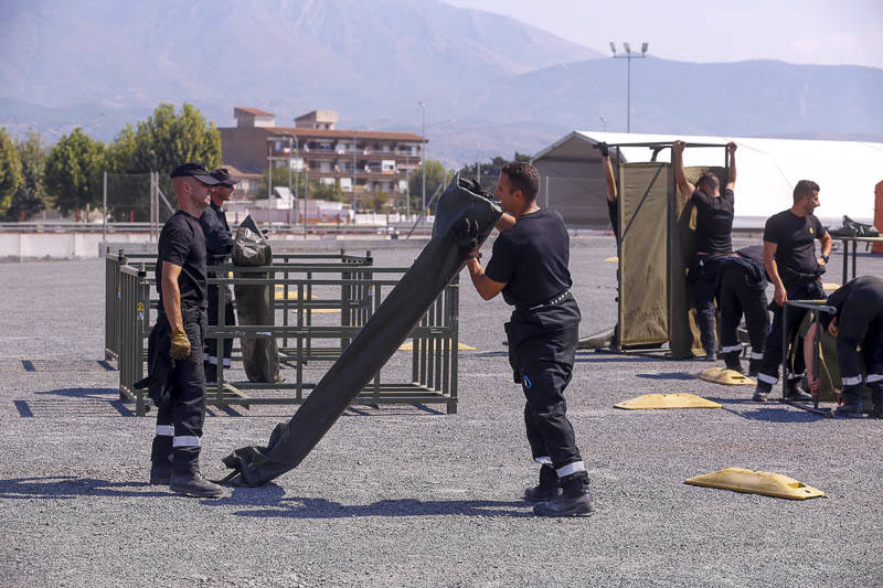 En apenas unas horas han montado las 13 tiendas para el alojamiento de los inmigrantes, con diez literas en cada una, otras cuatro tiendas con mobiliario que se utilizarán como comedor y dos carpas más para oficinas donde la Policía Nacional realizará su trabajo