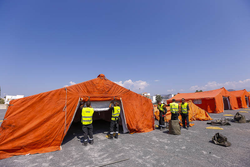 En apenas unas horas han montado las 13 tiendas para el alojamiento de los inmigrantes, con diez literas en cada una, otras cuatro tiendas con mobiliario que se utilizarán como comedor y dos carpas más para oficinas donde la Policía Nacional realizará su trabajo